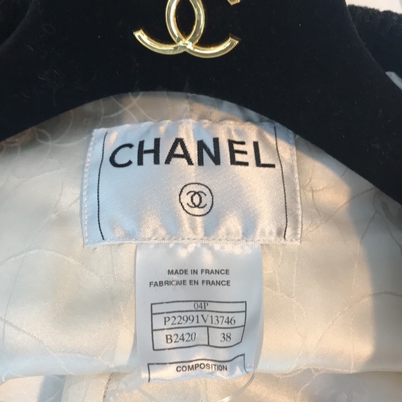 🔥sold🔥Authentic Chanel white sequin blazer-size 38 (med)* - Picture 6 of 16